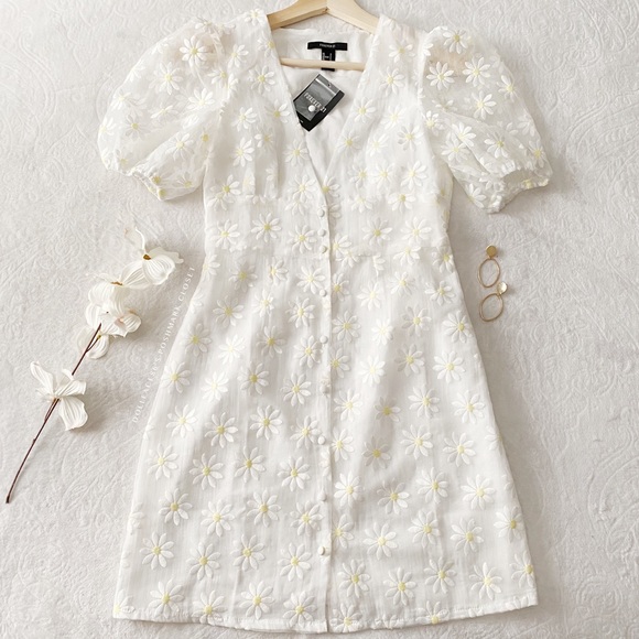 Forever 21 Dresses & Skirts - NWT Daisy Print Puff Sleeve Mini Dress